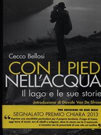 Con i piedi nell'acqua. Il lago e le sue storie - Cecco Bellosi - Libro Milieu 2013, Ombre rosse | Libraccio.it