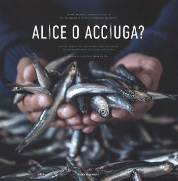 Alice o acciuga? Storia, anedotti, curiosità e ricette del pesciolino in scatola più goloso del mondo. Ediz. italiana e inglese  - Libro Mondadori Electa 2015 | Libraccio.it