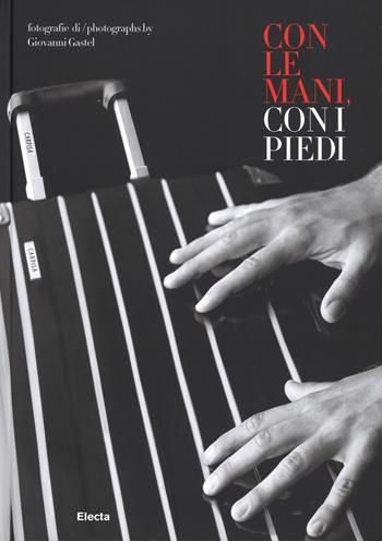 Con le mani e con i piedi. Ediz. italiana e inglese - Giovanni Gastel - Libro Mondadori Electa 2015, Fotografia e spettacolo | Libraccio.it