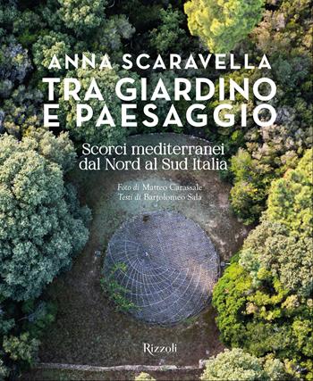 Tra giardino e paesaggio. Scorci mediterranei da Nord a Sud Italia. Ediz. illustrata - Anna Scaravella, Bartolomeo Sala - Libro Mondadori Electa 2025, Rizzoli Illustrati | Libraccio.it