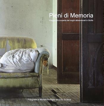 Pieni di memoria. Viaggio alla scoperta dei luoghi abbandonati in Sicilia. Ediz. bilingue - Erika Sciacca, Michele Battaglia - Libro Impronta Team 2019 | Libraccio.it