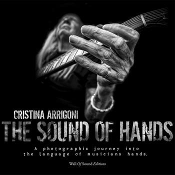 The sound of hands. A photographic journey into the language of musicians hands. Ediz. illustrata - Cristina Arrigoni - Libro Wall Of Sound Editions 2018 | Libraccio.it
