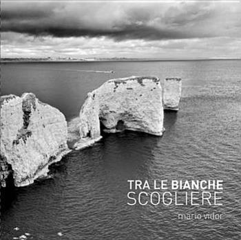Tra le bianche scogliere. Ediz. italiana e inglese - Mario Vidor, Fausto Raschiatore - Libro Punto Marte 2012 | Libraccio.it