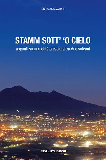 Stamm sott' 'o cielo. Appunti su una città cresciuta tra due vulcani - Enrico Salvatori - Libro Reality Book 2021, Controluce | Libraccio.it