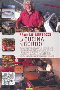 La cucina di bordo. Come allestire e attrezzare la cucina di una imbarcazione da diporto, stivare la cambusa e conservare gli alimenti in navigazione... - Franco Bertozzi - Libro Nutrimenti 2009, Transiti Blu. Tecnica | Libraccio.it