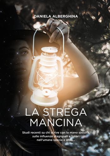 La strega mancina. Studi recenti su chi scrive con la mano sinistra, sulle influenze stagionali e lunari nell'umana specie e altro... - Daniela Alberghina - Libro Ikonos 2024 | Libraccio.it