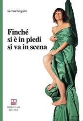 Finché si è in piedi si va in scena