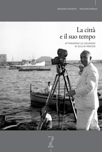 La città e il suo tempo attraverso lo sguardo di Giulio Parisio. Ediz. illustrata - Arianna Esposito, Massimo Parisio - Libro Fioranna 2026, Frammenti di lettura | Libraccio.it