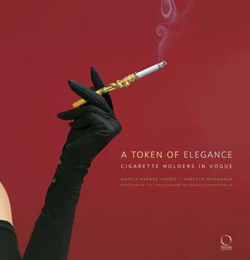 A token of elegance. Cigarette holders in vogue. Ediz. illustrata - Martin Barnes Lorber, Rebecca McNamara - Libro Officina Libraria 2015 | Libraccio.it