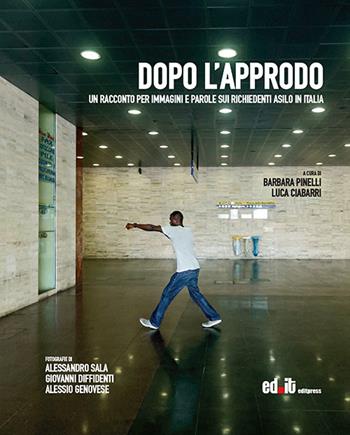Dopo l'approdo. Un racconto per immagini e parole sui richiedenti asilo in Italia  - Libro editpress 2016 | Libraccio.it
