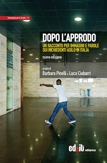 Dopo l’approdo. Un racconto per immagini e parole sui richiedenti asilo in Italia. Ediz. illustrata  - Libro editpress 2017, Antropologia per la società | Libraccio.it