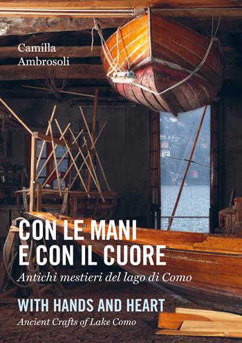 Con le mani e con il cuore. Antichi mestieri del lago di Como-With hands and heart. Ancient crafts of lake Como - Camilla Ambrosoli - Libro Editoriale Lariana 2015 | Libraccio.it