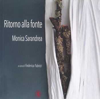 Ritorno alla fonte. Monica Sarandrea. Ediz. illustrata  - Libro Daphne Museum 2024 | Libraccio.it