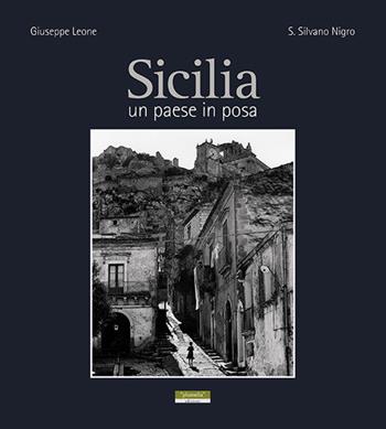 Sicilia un paese in posa. Ediz. illustrata - Giuseppe Leone - Libro Plumelia Edizioni 2018 | Libraccio.it