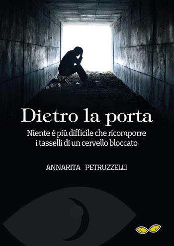 Dietro la porta. Niente è più difficile che ricomporre i tasselli di un cervello bloccato - Annarita Petruzzelli - Libro Rapsodia 2015 | Libraccio.it