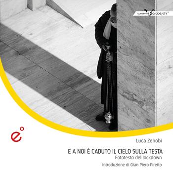 E a noi è caduto il cielo sulla testa. Fototesto del lockdown. Ediz. illustrata - Luca Zenobi - Libro Duetredue 2021, I quaderni di Arabeschi | Libraccio.it