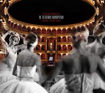 Teatro sospeso. Dancing locked-down. Ediz. italiana e inglese - Damiano Mongellli - Libro Graffiti (Roma) 2021 | Libraccio.it