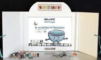 Le avventure di Maricocca. Testo in simboli. Kamishibai. Ediz. illustrata. Con audiolibro - Elide Fumagalli - Libro Vivo di Fiabe 2018, Kamishibook | Libraccio.it