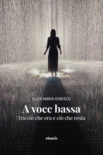 A voce bassa. Tra ciò che era e ciò che resta - Eliza Maria Ionescu - Libro Gruppo Albatros Il Filo 2026, Nuove voci. Le piume | Libraccio.it