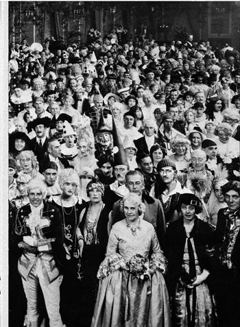 Costume balls. Dressing up history 1870–1927. Ediz. a colori  - Libro 5 Continents Editions 2024 | Libraccio.it