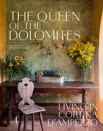 The queen of the Dolomites. Living in Cortina d’Ampezzo. Ediz. illustrata - Servane Giol - Libro Marsilio Arte 2024 | Libraccio.it