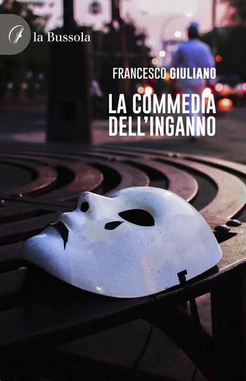 La commedia dell'inganno - Francesco Giuliano - Libro la Bussola 2022 | Libraccio.it