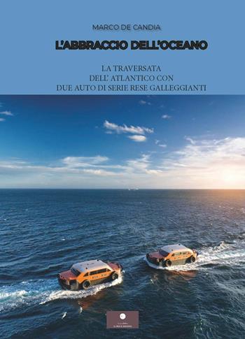 L'abbraccio dell'oceano. La traversata dell'Atlantico con due auto di serie rese galleggianti - Marco De Candia - Libro Casa Editrice il Filo di Arianna 2025, Guide | Libraccio.it