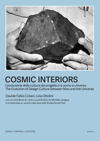 Cosmic Interiors. L’evoluzione della cultura del progetto tra uomo e universo-The evolution of design culture between man and the universe. Ediz. bilingue - Davide Fabio Colaci, Lola Ottolini - Libro Dario Cimorelli Editore 2025, Scritti | Libraccio.it