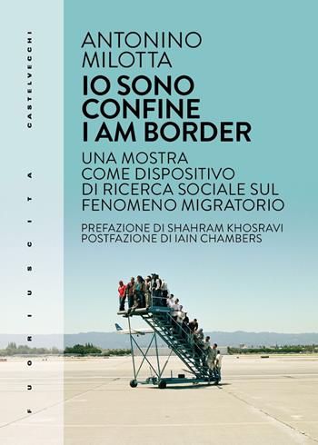 Io sono confine-I am border. Una mostra come dispositivo di ricerca sociale sul fenomeno migratorio. Ediz. bilingue - Antonino Milotta - Libro Castelvecchi 2026, Fuoriuscita | Libraccio.it