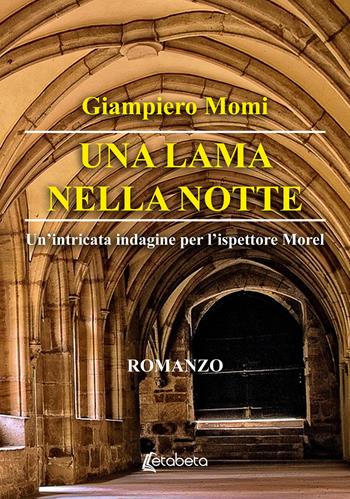 Una lama nella notte. Un'intricata indagine per l'ispettore Morel - Giampiero Momi - Libro EBS Print 2025 | Libraccio.it