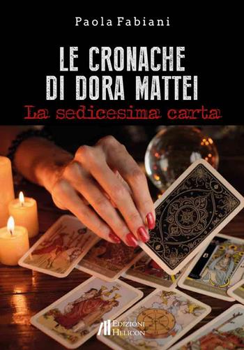Le cronache di Dora Mattei. La sedicesima carta - Paola Fabiani - Libro Helicon 2026, Collana di Narrativa I Cristalli | Libraccio.it