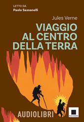 Viaggio al centro della terra letto da Paolo Sassanelli. Ediz. ad alta leggibilità. Con QR code per audiolibro