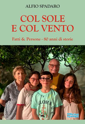 Col sole e col vento. Fatti & persone - 80 anni di storie - Alfio Spadaro - Libro Officina della stampa 2022 | Libraccio.it