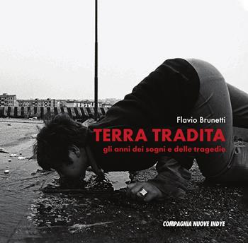 Terra tradita. Gli anni dei sogni e delle tragedie - Flavio Brunetti - Libro Compagnia Nuove Indye 2025 | Libraccio.it