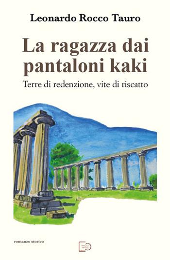 La ragazza dai pantaloni kaki. Terre di redenzione, vite di riscatto. Nuova ediz. - Leonardo Rocco Tauro - Libro Photo Travel Editions 2026 | Libraccio.it
