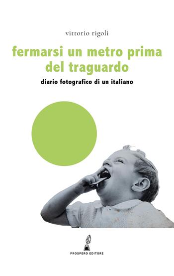 Fermarsi un metro prima del traguardo. Diario fotografico di un italiano - Vittorio Rigoli - Libro Prospero Editore 2026, Erodotea | Libraccio.it