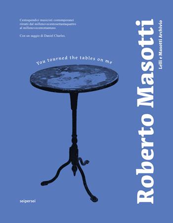 You tourned the tables on me. 115 musicisti contemporanei ritratti dal 1974 al 1981. Ediz. italiana e inglese - Roberto Masotti, Franco Masotti, Daniel Charles - Libro Seipersei 2022 | Libraccio.it