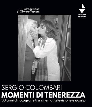 Momenti di tenerezza. 50 anni di fotografie tra cinema, televisione e gossip. Ediz. illustrata - Sergio Colombari - Libro Venturaedizioni 2024 | Libraccio.it