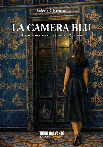 La camera blu. Amori e misteri tra i vicoli di Palermo - Valeria Giarrusso - Libro Torri del Vento Edizioni di Terra di Vento 2026 | Libraccio.it