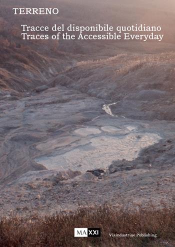 Terreno. Tracce del disponibile quotidiano-Traces of the accessible everyday. Ediz. illustrata  - Libro Viaindustriae 2024 | Libraccio.it