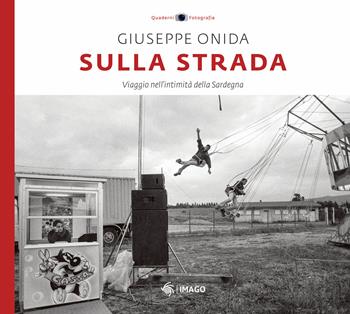 Sulla strada. Viaggio nell'intimità della Sardegna. Ediz. illustrata - Peppe Onida - Libro Imago 2025, Quaderni di fotografia | Libraccio.it