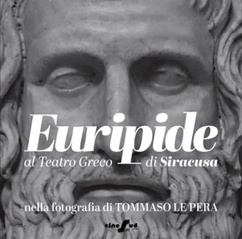 Euripide al Teatro Greco di Siracusa nella fotografia di Tommaso Le Pera. Ediz. italiana e inglese - Tommaso Le Pera - Libro Cine Sud 2026 | Libraccio.it